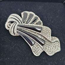 Afbeelding in Gallery-weergave laden, Broche Art déco drapée en argent 825 sertie d'onyx noir et de marcassites, années 1930