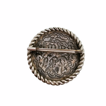 Afbeelding in Gallery-weergave laden, Oude Berber zilveren broche gebeiteld met kalligrafie en bladeren