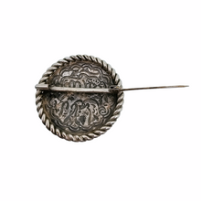 Afbeelding in Gallery-weergave laden, Oude Berber zilveren broche gebeiteld met kalligrafie en bladeren