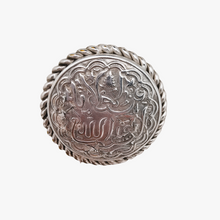 Afbeelding in Gallery-weergave laden, Oude Berber zilveren broche gebeiteld met kalligrafie en bladeren