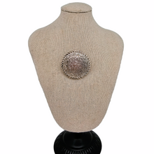 Afbeelding in Gallery-weergave laden, Oude Berber zilveren broche gebeiteld met kalligrafie en bladeren