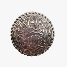 Afbeelding in Gallery-weergave laden, Oude Berber zilveren broche gebeiteld met kalligrafie en bladeren