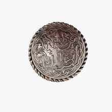 Afbeelding in Gallery-weergave laden, Oude Berber zilveren broche gebeiteld met kalligrafie en bladeren