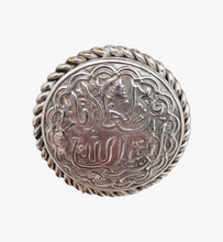 Afbeelding in Gallery-weergave laden, Oude Berber zilveren broche gebeiteld met kalligrafie en bladeren