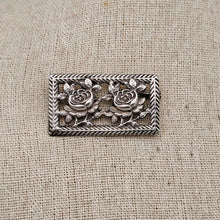 Charger l'image dans la galerie, Broche Art déco en argent massif aux roses ajourées, France, années 1920 Le Charme des Violettes - Brocante en ligne