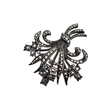 Afbeelding in Gallery-weergave laden, Broche Art déco en forme de bouquet de fleurs en argent 835 sertie de marcassites, années 1930