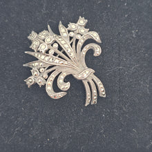 Afbeelding in Gallery-weergave laden, Broche Art déco en forme de bouquet de fleurs en argent 835 sertie de marcassites, années 1930
