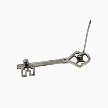 Afbeelding in Gallery-weergave laden, Oude sleutelvormige broche van 835 zilver, bezet met markasieten