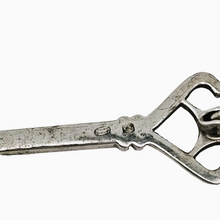 Afbeelding in Gallery-weergave laden, Oude sleutelvormige broche van 835 zilver, bezet met markasieten