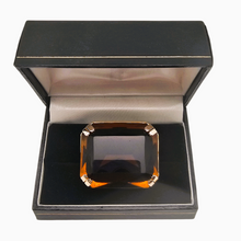 Charger l'image dans la galerie, Broche vintage en cristal ambré taille émeraude, style topaze, années 1950 Le Charme des Violettes - Brocante en ligne