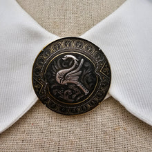 Afbeelding in Gallery-weergave laden, Broche damasquinée ancienne à décor de griffon stylisé,  années 1930-1950