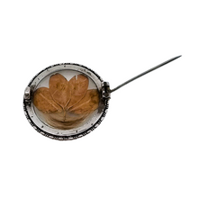 Afbeelding in Gallery-weergave laden, Broche de sentiment victorienne en argent ciselé, verre bombé, trèfle à quatre feuilles et mèche de cheveux, années 1850-1890