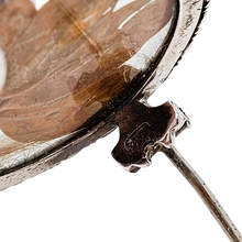 Afbeelding in Gallery-weergave laden, Broche de sentiment victorienne en argent ciselé, verre bombé, trèfle à quatre feuilles et mèche de cheveux, années 1850-1890