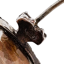 Afbeelding in Gallery-weergave laden, Broche de sentiment victorienne en argent ciselé, verre bombé, trèfle à quatre feuilles et mèche de cheveux, années 1850-1890