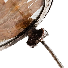 Afbeelding in Gallery-weergave laden, Broche de sentiment victorienne en argent ciselé, verre bombé, trèfle à quatre feuilles et mèche de cheveux, années 1850-1890