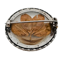 Afbeelding in Gallery-weergave laden, Broche de sentiment victorienne en argent ciselé, verre bombé, trèfle à quatre feuilles et mèche de cheveux, années 1850-1890