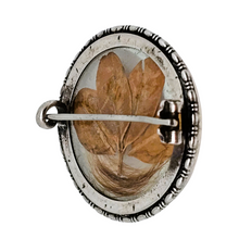 Afbeelding in Gallery-weergave laden, Broche de sentiment victorienne en argent ciselé, verre bombé, trèfle à quatre feuilles et mèche de cheveux, années 1850-1890
