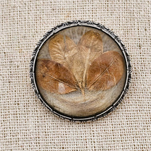 Afbeelding in Gallery-weergave laden, Broche de sentiment victorienne en argent ciselé, verre bombé, trèfle à quatre feuilles et mèche de cheveux, années 1850-1890