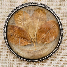 Afbeelding in Gallery-weergave laden, Broche de sentiment victorienne en argent ciselé, verre bombé, trèfle à quatre feuilles et mèche de cheveux, années 1850-1890