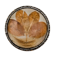 Afbeelding in Gallery-weergave laden, Broche de sentiment victorienne en argent ciselé, verre bombé, trèfle à quatre feuilles et mèche de cheveux, années 1850-1890