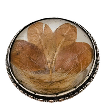 Afbeelding in Gallery-weergave laden, Broche de sentiment victorienne en argent ciselé, verre bombé, trèfle à quatre feuilles et mèche de cheveux, années 1850-1890