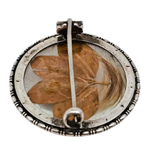 Afbeelding in Gallery-weergave laden, Broche de sentiment victorienne en argent ciselé, verre bombé, trèfle à quatre feuilles et mèche de cheveux, années 1850-1890