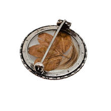 Afbeelding in Gallery-weergave laden, Broche de sentiment victorienne en argent ciselé, verre bombé, trèfle à quatre feuilles et mèche de cheveux, années 1850-1890