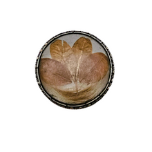 Afbeelding in Gallery-weergave laden, Broche de sentiment victorienne en argent ciselé, verre bombé, trèfle à quatre feuilles et mèche de cheveux, années 1850-1890