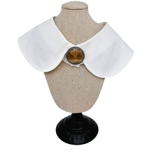 Afbeelding in Gallery-weergave laden, Broche de sentiment victorienne en argent ciselé, verre bombé, trèfle à quatre feuilles et mèche de cheveux, années 1850-1890