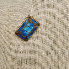 Afbeelding in Gallery-weergave laden, Broche en émail cloisonné bleu et métal doré, années 1920