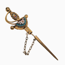 Afbeelding in Gallery-weergave laden, Épingle en forme d'"Epée de fleurs" en micromosaïque italienne, fin XIXᵉ siècle