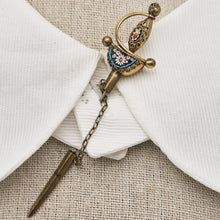 Afbeelding in Gallery-weergave laden, Épingle en forme d'"Epée de fleurs" en micromosaïque italienne, fin XIXᵉ siècle