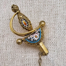 Afbeelding in Gallery-weergave laden, Épingle en forme d'"Epée de fleurs" en micromosaïque italienne, fin XIXᵉ siècle
