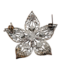 Load image into Gallery viewer, Broche fleur ajourée vintage aux strass couleur ambre, années 1970-80 Le Charme des Violettes - Brocante en ligne