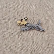 Afbeelding in Gallery-weergave laden, Broche vintage en forme de Fox terrier, années 1960