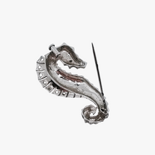 Afbeelding in Gallery-weergave laden, Broche vintage en forme d'hippocampe sertie de strass, années 1940-1950