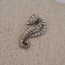 Afbeelding in Gallery-weergave laden, Broche vintage en forme d'hippocampe sertie de strass, années 1940-1950