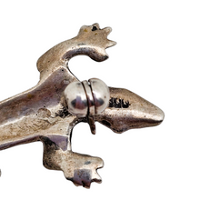 Load image into Gallery viewer, Broche Art déco en forme de lézard en argent 800 sertie de marcassites, années 1930
