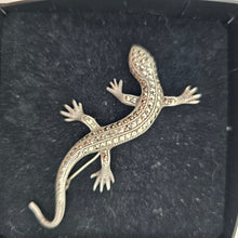 Afbeelding in Gallery-weergave laden, Broche Art déco en forme de lézard en argent 835 sertie de marcassites, années 1930