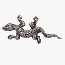 Afbeelding in Gallery-weergave laden, Broche Art déco en forme de lézard en argent sertie de marcassites, années 1930