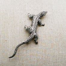 Afbeelding in Gallery-weergave laden, Oude hagedisbroche van 835 zilver, bezet met markasieten