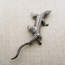 Afbeelding in Gallery-weergave laden, Oude hagedisbroche van 835 zilver, bezet met markasieten