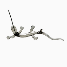 Afbeelding in Gallery-weergave laden, Broche d'inspiration Art déco en forme de lézard en métal argenté et marcassites, années 1950