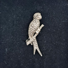 Afbeelding in Gallery-weergave laden, Broche Art déco en forme de perroquet en métal argenté et marcassites, années 1930