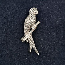 Afbeelding in Gallery-weergave laden, Broche Art déco en forme de perroquet en métal argenté et marcassites, années 1930