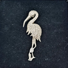 Afbeelding in Gallery-weergave laden, Broche Art déco en forme d'ibis en métal argenté et marcassites, années 1930