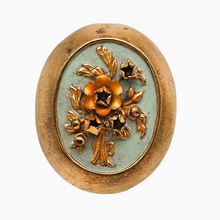 Load image into Gallery viewer, Broche ovale fleurie B.L. Exclusif en métal doré, vers 1950 Le Charme des Violettes - Brocante en ligne