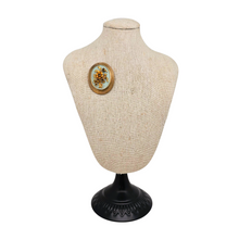 Load image into Gallery viewer, Broche ovale fleurie B.L. Exclusif en métal doré, vers 1950 Le Charme des Violettes - Brocante en ligne