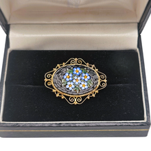 Load image into Gallery viewer, Broche florale en micro-mosaïques de verre et filigrane en vermeil 800 – Italie, Florence, milieu XXè siècle Le Charme des Violettes - Brocante en ligne