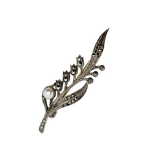 Afbeelding in Gallery-weergave laden, Broche Art déco brin de muguet en argent 835, sertie de marcassites et d'une perle véritable, années 1930